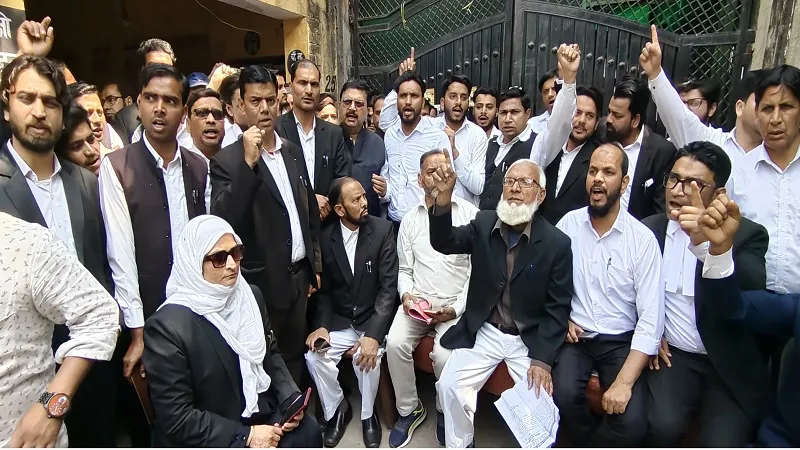 Sambhal News : जामा मस्जिद सदर की गिरफ्तारी के विरोध में अधिवक्ताओं ने किया प्रदर्शन