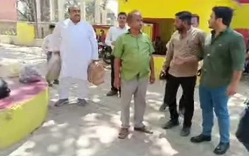 रामपुर : 19 माह बाद पिता आजम खान से सीतापुर जेल में मिलने पहुंचे अब्दुल्ला, सूबे की राजनीति ले सकती है नया मोड़