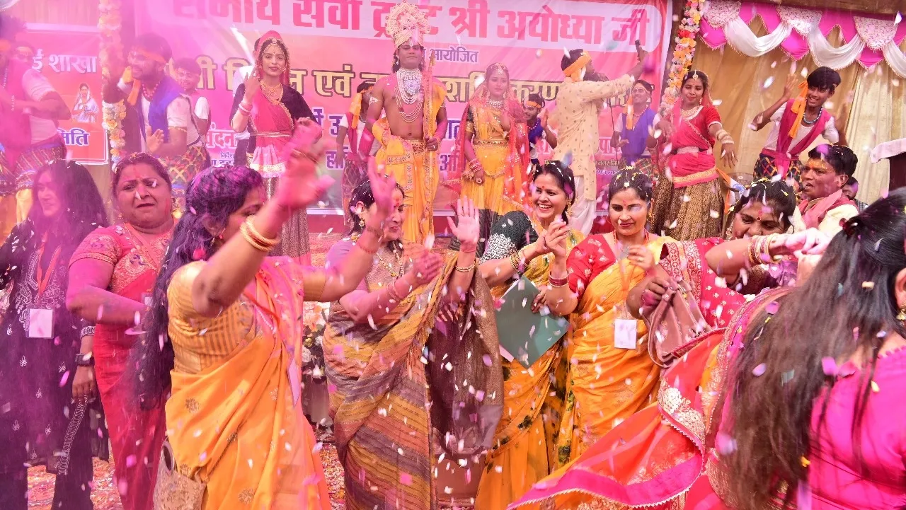 Holi Milan Samaroh 2025 : राम और सीता के चरित्र को अपनाकर प्रस्तुत कर सकते हैं आदर्श