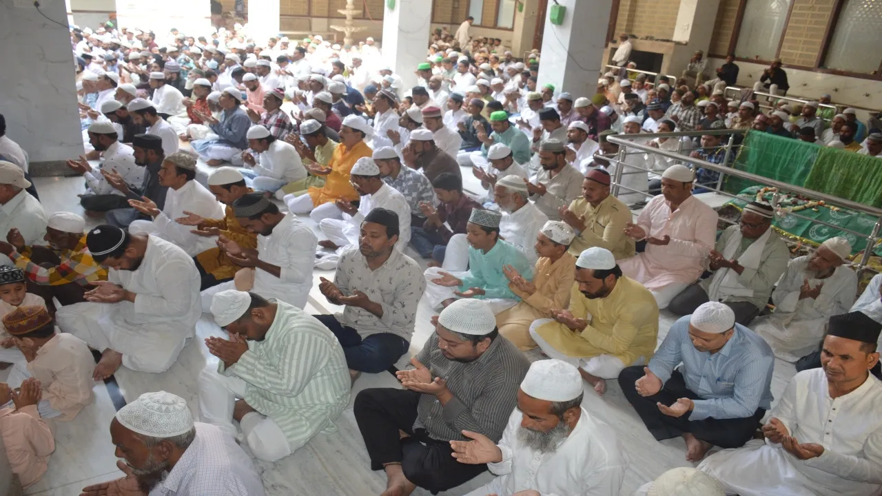 Alvida ki namaz 2025 :जुमातुल विदा की नमाज़ में बरसे आंसू, मुल्क में अमन के लिए हुईं दुआएं