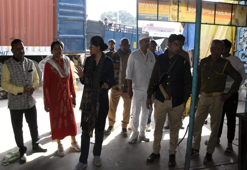 मुरादाबाद : अवैध निर्माण को तीन दिन में गिरा दें, नहीं तो बुलडोजर चलेगा