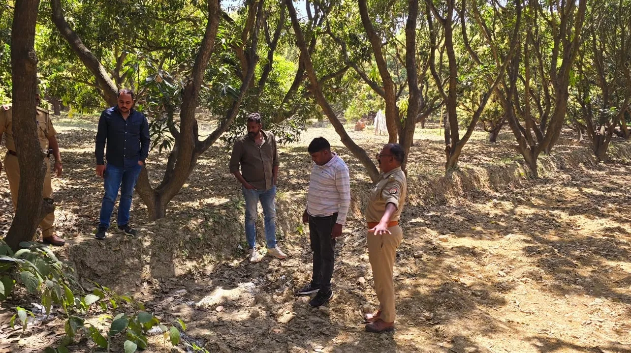 एग्जाम देकर लौट रही युवती की किडनैपिंग के बाद हत्या : शहर से 25 किलोमीटर दूर वीराने में मिली लाश, ऑटो चालक की तलाश