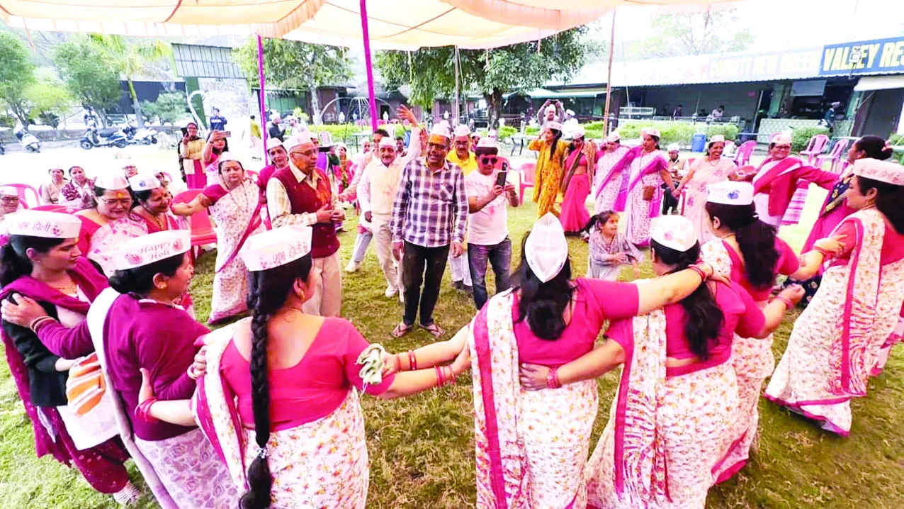 कुमाऊंनी होली; सुर और संगीत के साथ उमंग में झूमे होल्यार