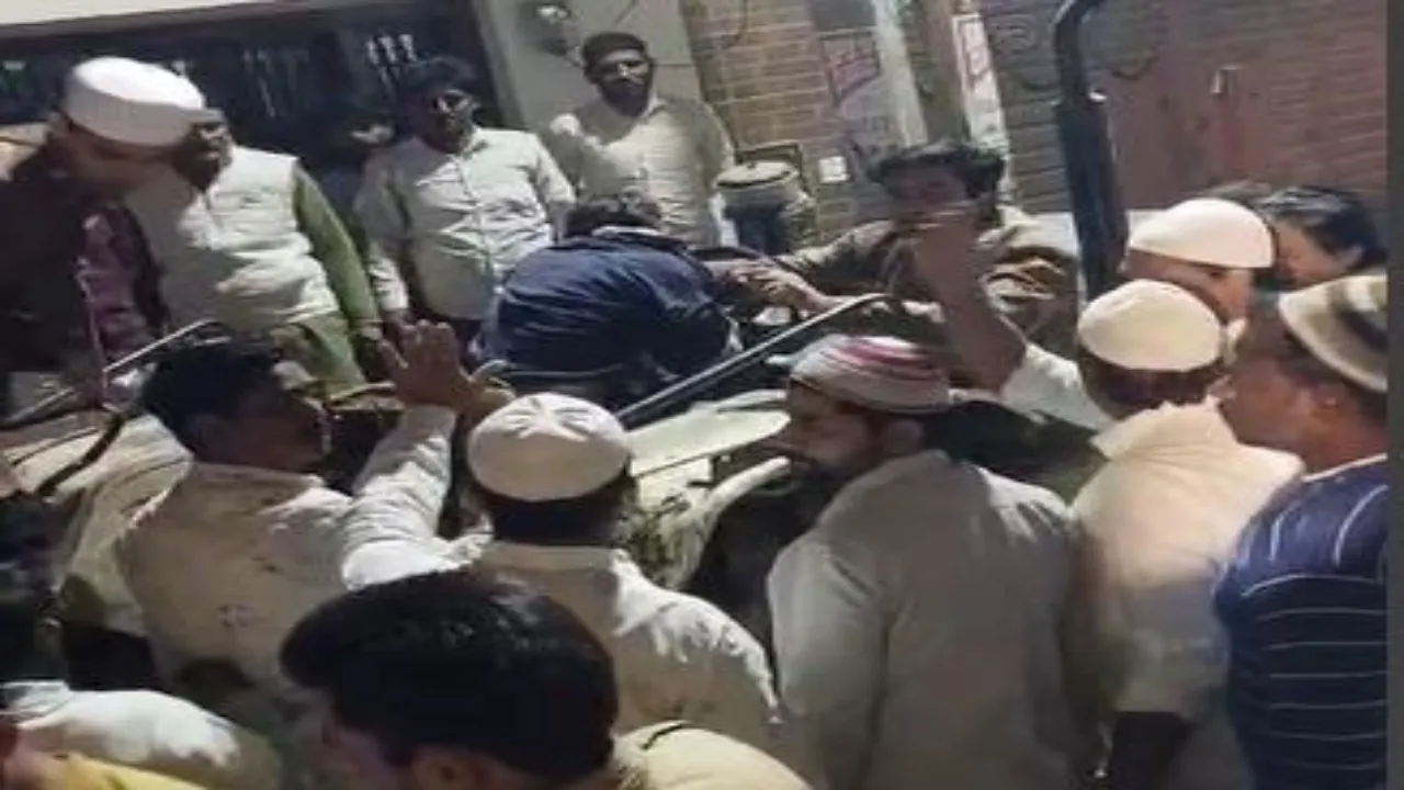 Raebareli News : पुलिस की मौजदूगी में आक्रोशित भीड़ ने ट्रैक्टर चालक को पीटकर किया अधमरा...यह था मामला