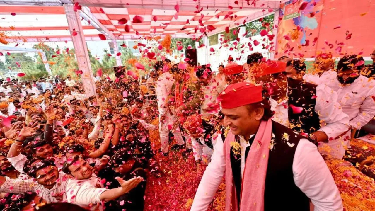 Etawah: सैफई में समाजवादी रंग, अखिलेश यादव ने खेली फूलों की होली, हजारों कार्यकर्ता पहुंचे