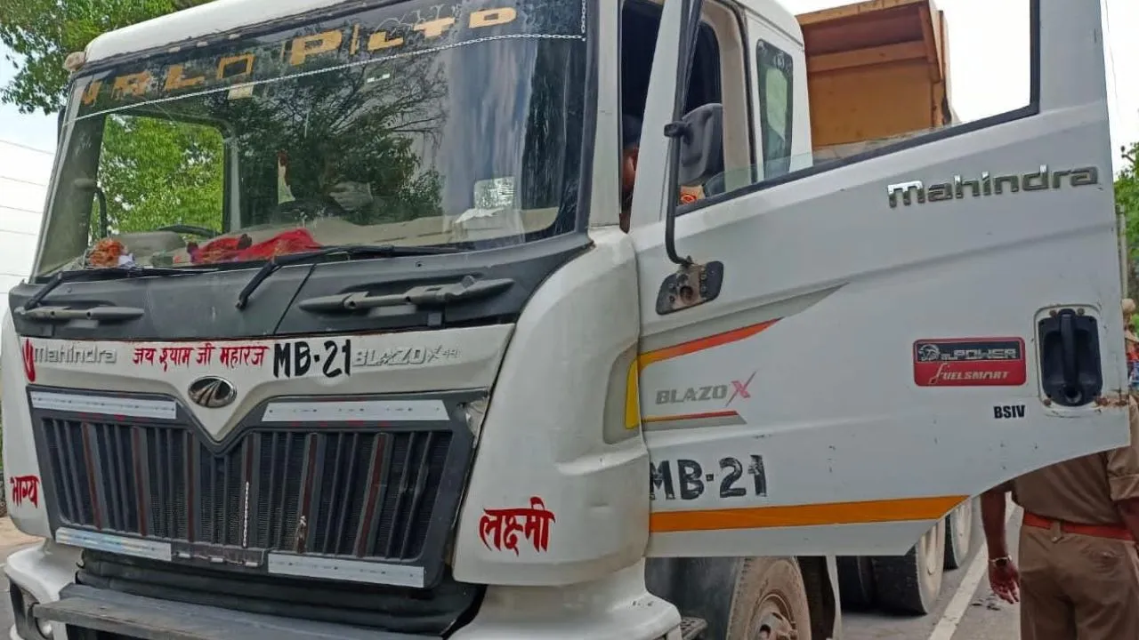 Etawah: डंपर चालक की गोली मारकर हत्या, गाड़ी में पड़ा मिला शव, इलाके में फैली सनसनी, परिजनों ने कहा ये...