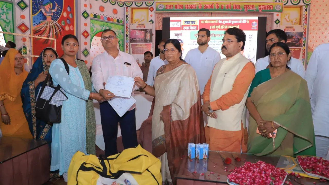 Etawah में सरकार के आठ साल पूरे होने पर कार्यक्रम का आयोजन: आंगनबाड़ियों को नियुक्ति पत्र, विवेचकों को मिले स्मार्टफोन