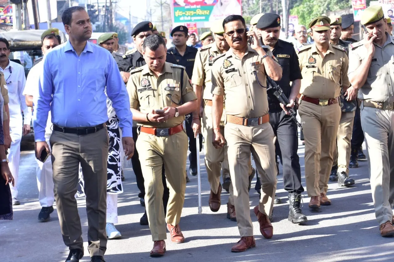 ईदगाह वाहर सुरक्षा का जायजा लेते डीएम और वरिष्ठ पुलिस अधीक्षक
