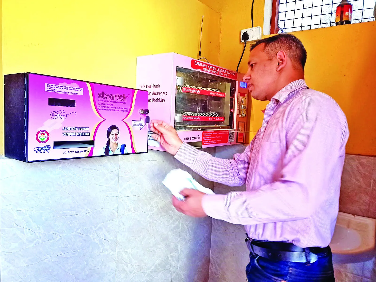 खबर का असर-एमबीपीजी कॉलेज ने ठीक कराई सैनेटरी नैपकिन वेंडिंग मशीन  