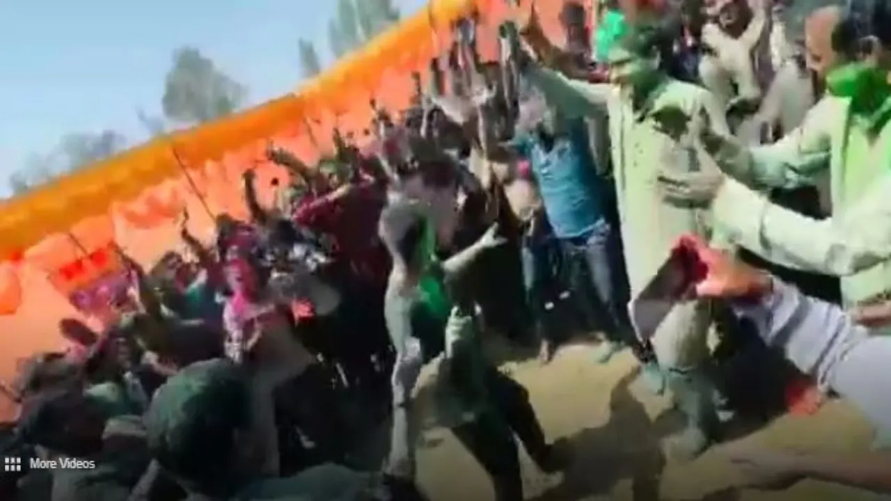 'मेरो बालम थानेदार चलावे जिप्सी'... रंगों की बौछार में भदोही एसपी ने लगाए ठुमके