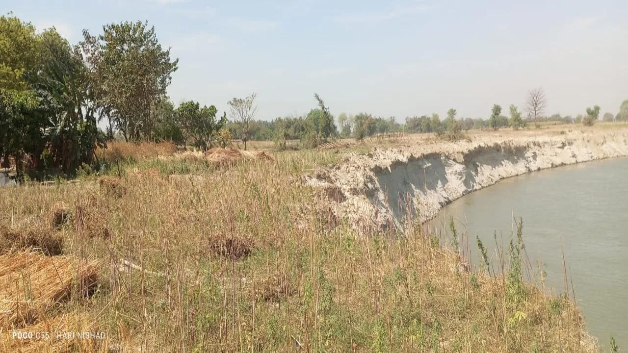 Ayodhya News :  बोले पीड़ित - अब तो सरयू मैया ही रहम करें, तभी बचेंगे :16 दिनों से लगी है कटान, अभी तक बचाव न राहत  