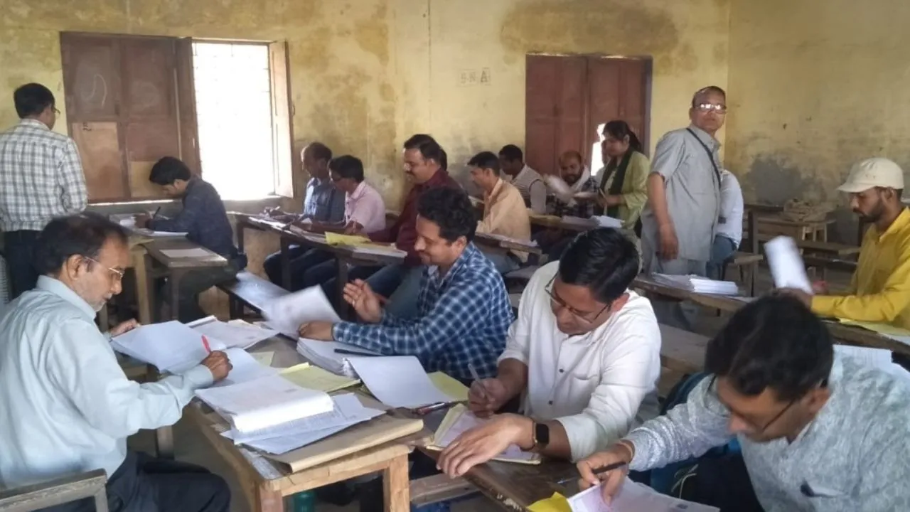 Kannauj: यूपी बोर्ड परीक्षा की कॉपियों का मूल्यांकन शुरू, पहले दिन 55 फीसदी परीक्षक रहे गैरहाजिर, जांची गईं इतनी कॉपियां