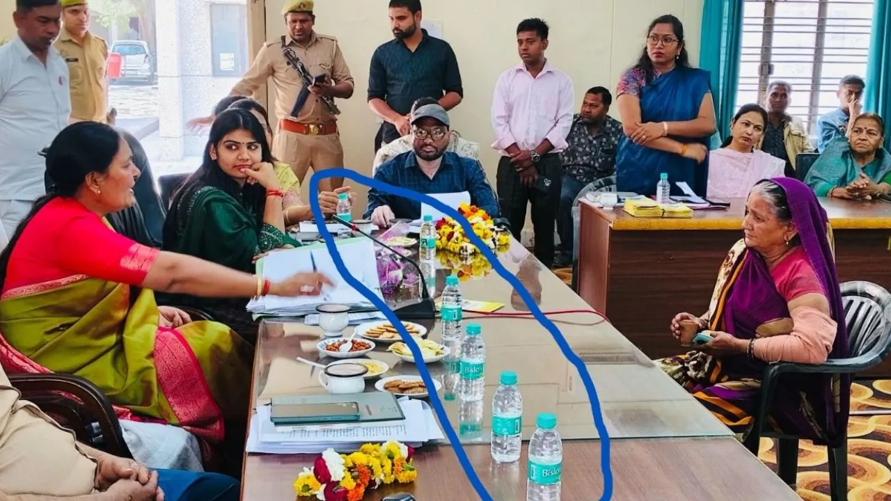Kannauj: राज्य महिला आयोग की सदस्य को परोसी गईं प्रतिबंधित प्लास्टिक की बोतलें