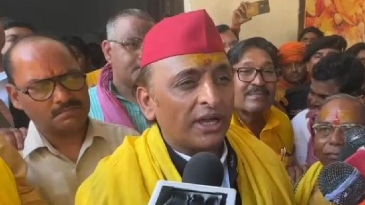 Kannauj में अखिलेश बोले- मुख्यमंत्री बताएं, 'उनकी कुर्सी सुरक्षित है या नहीं... सीएम का पार्टी टाइम- एक बोतल के साथ एक फ्री'