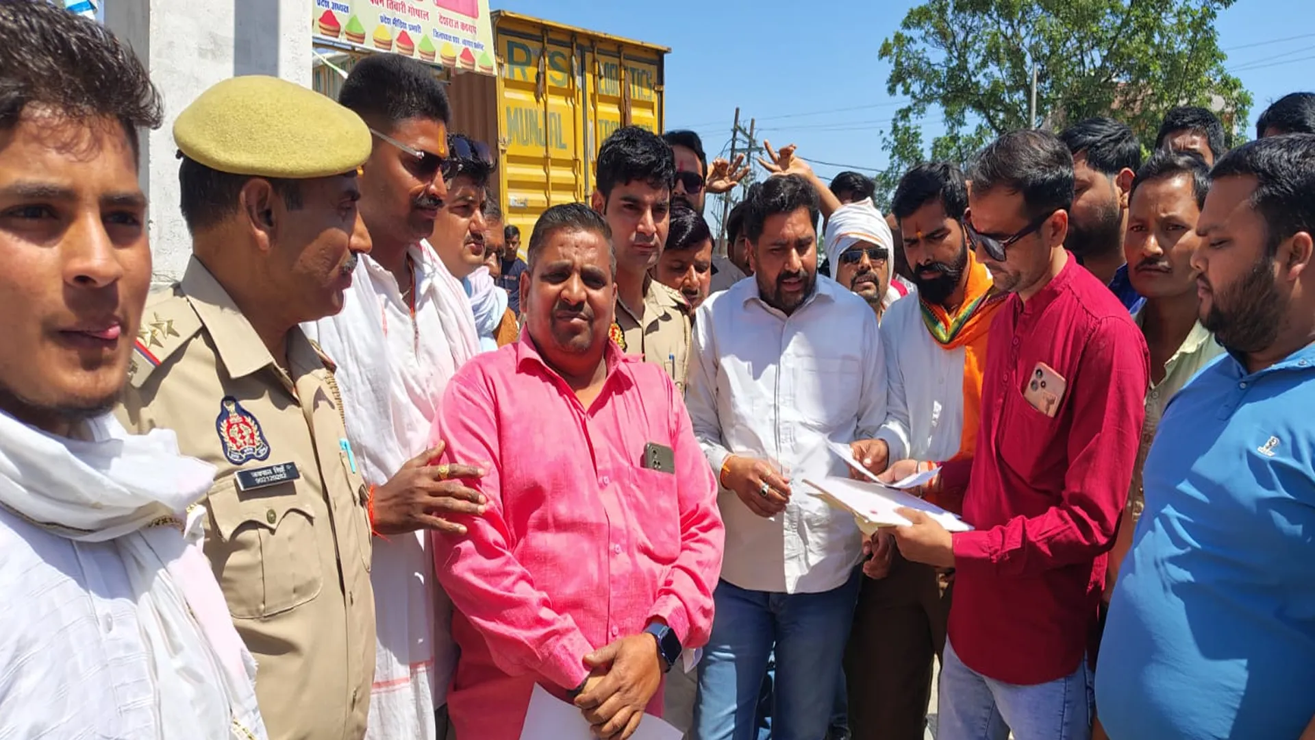 शाहजहांपुर: राणा सांगा पर अपमानजनक टिप्पणी से उबाल...अल्हागंज में फूंका सपा सांसद का पुतला
