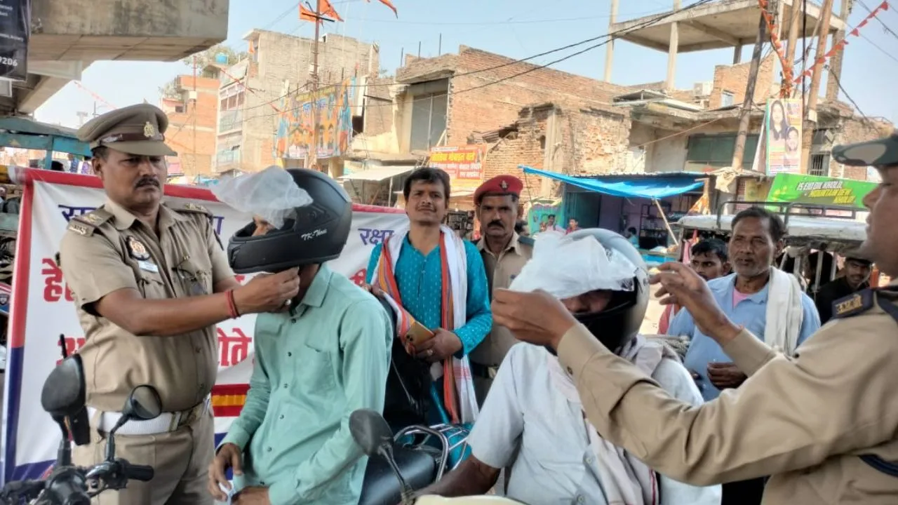 Kanpur: घाटमपुर में यातायात पुलिस ने चलाया 'सड़क सुरक्षा - जीवन सुरक्षा' अभियान, वाहन चालकों को बांटे हेलमेट, किया जागरूक