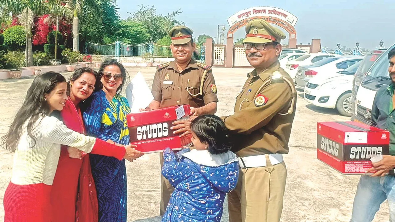 हेलमेट लगा लीजिए, घर में इंतजार कर रहे हैं बच्चे: ट्रैफिक पुलिस ने कानपुर में चलाया जागरूकता अभियान, बांटे हेलमेट