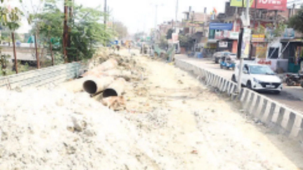 Kanpur: साल भर के भीतर खोदी सीवर लाइन डालने के लिए नई सड़क, एक साइड पूरी रोड बंद, आए दिन हादसों से जनता परेशान