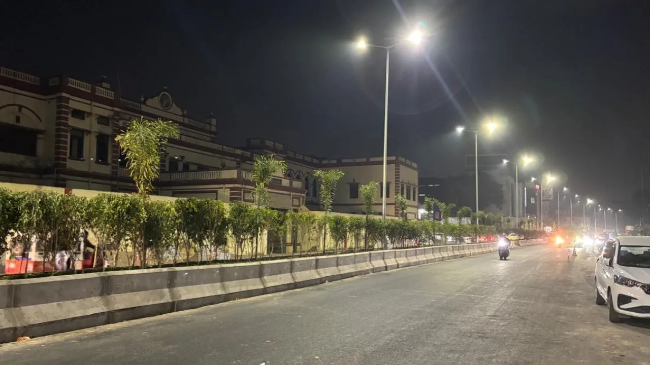 Kanpur: चुन्नीगंज से नरौना तक सड़क निर्माण पूरा, लगे स्टाइलिश खंभे, मेट्रो ने बीच में लगाए पौधे, रोड पर जलने लगीं लाइटें