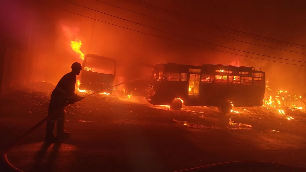 Kanpur में एक के बाद एक पांच बसों में लगी भीषण आग, मचा हड़कंप, दमकलकर्मियों ने पाया काबू, लाखों का हुआ नुकसान 