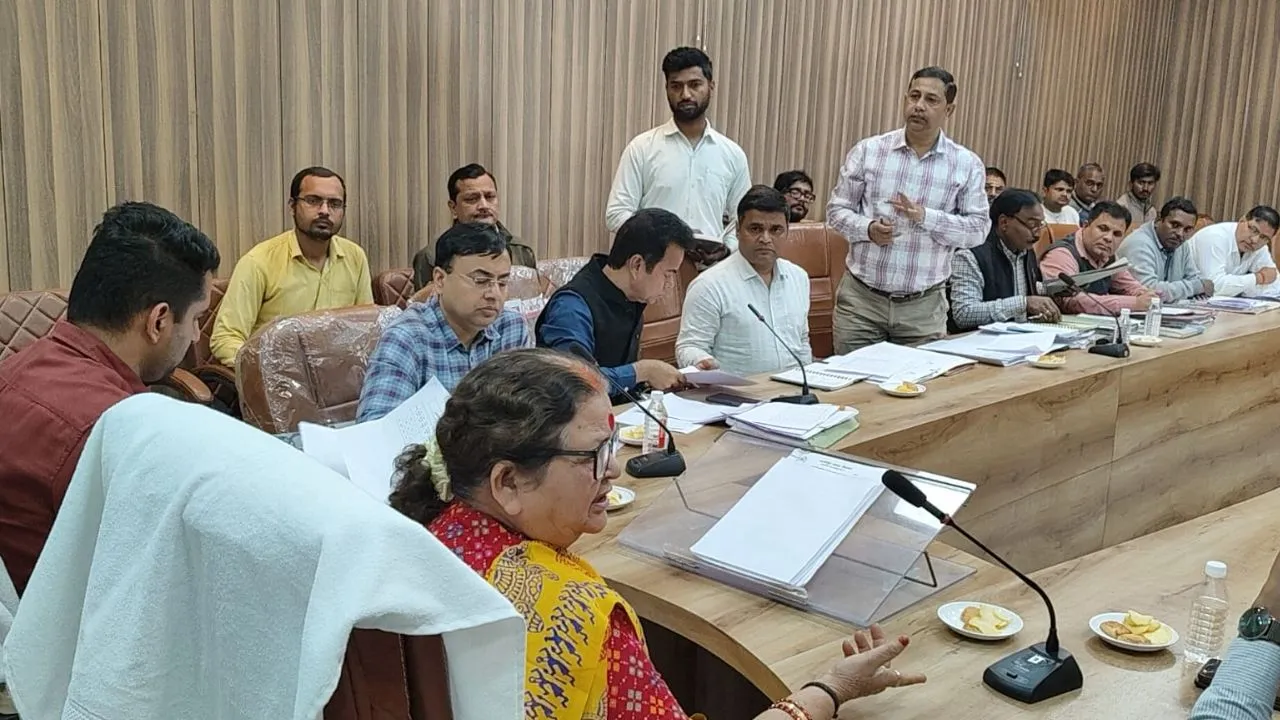 Kanpur नगर निगम मुख्यालय में स्वास्थ्य विभाग की बैठक: समय से न पहुंचने पर महापौर ने अधिकारी व बाबू को किया बाहर