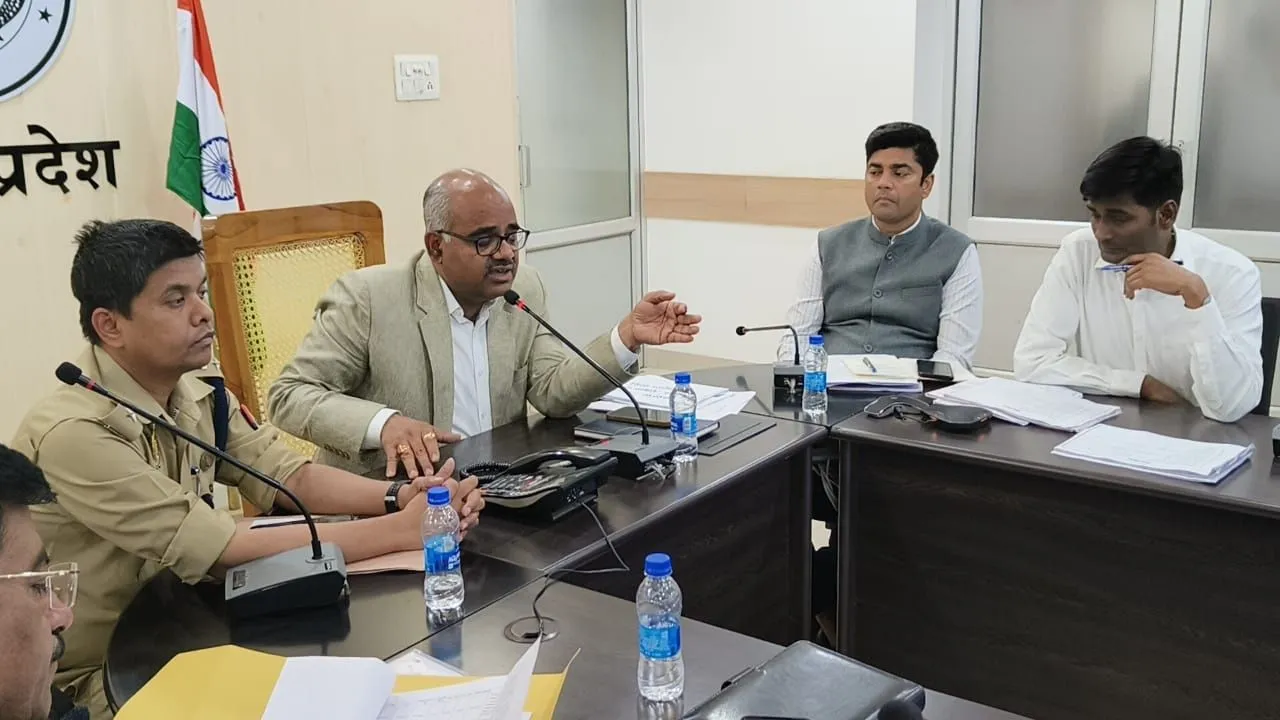 Kanpur: आईजीआरएस की समीक्षा बैठक में डीएम ने अधिकारियों को लगाई फटकार, लापरवाही पर दी कठोर कार्रवाई की चेतावनी