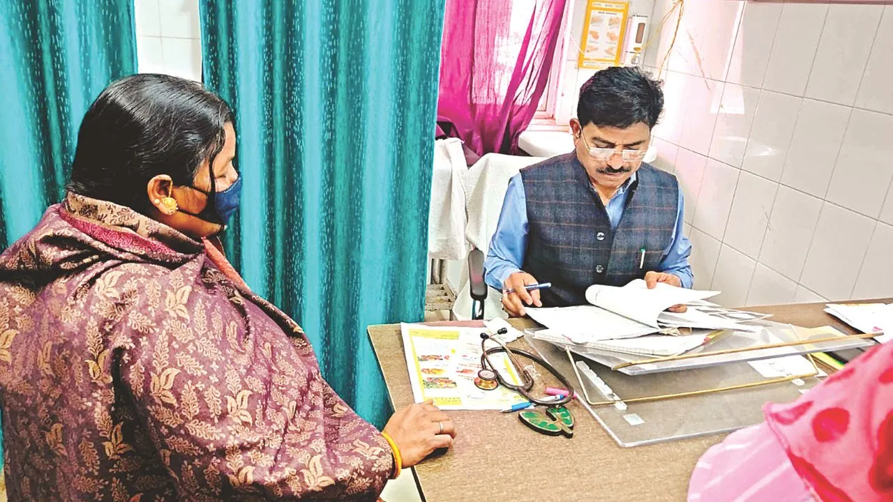 Kanpur: महानिदेशक व डीएम के कहने पर ओपीडी में बैठे सीएमओ, मरीज को देखते हुए साझा की फोटो