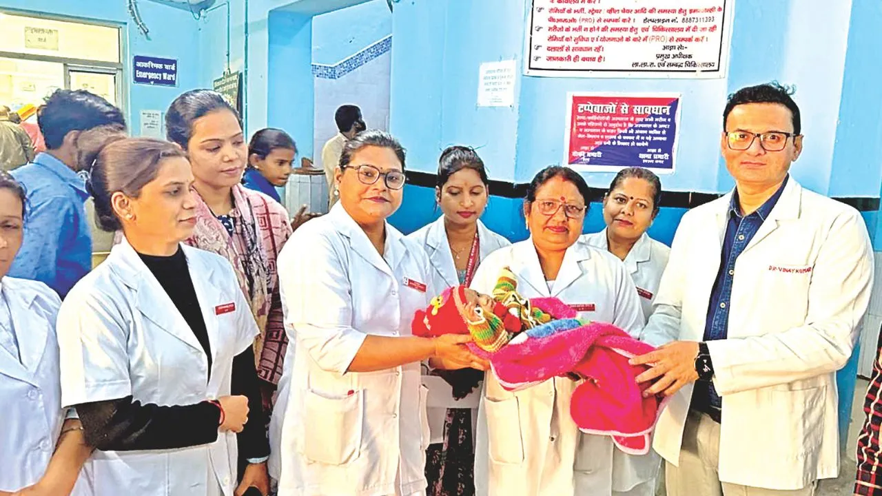 Kanpur: स्वस्थ होने पर आंसू देकर चली गई पलक, बच्ची को जन्म देकर अस्पताल में छोड़ गई थी मां, सभी हुए भावुक