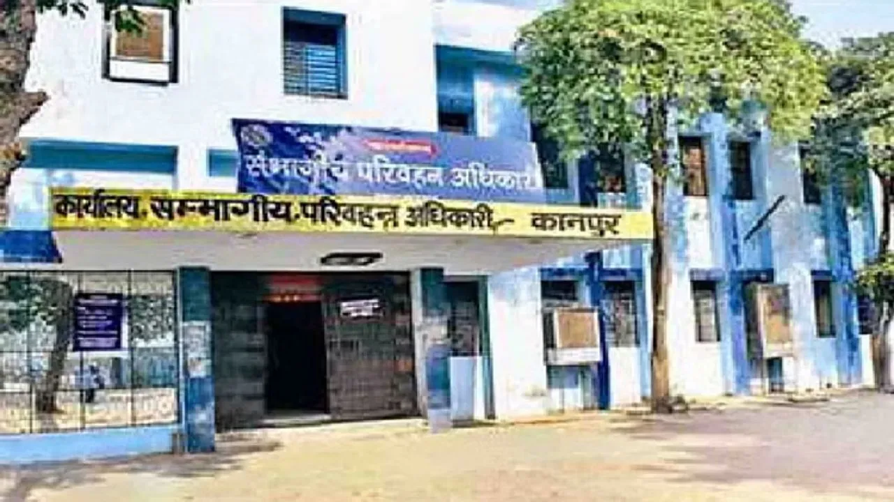 'हाई सिक्योरिटी नंबर प्लेट लगाकर ही सौंपे वाहन': Kanpur में ARTO ने दिए निर्देश, कहा- दो पहिया वाहन के साथ हेलमेट जरूर दें 