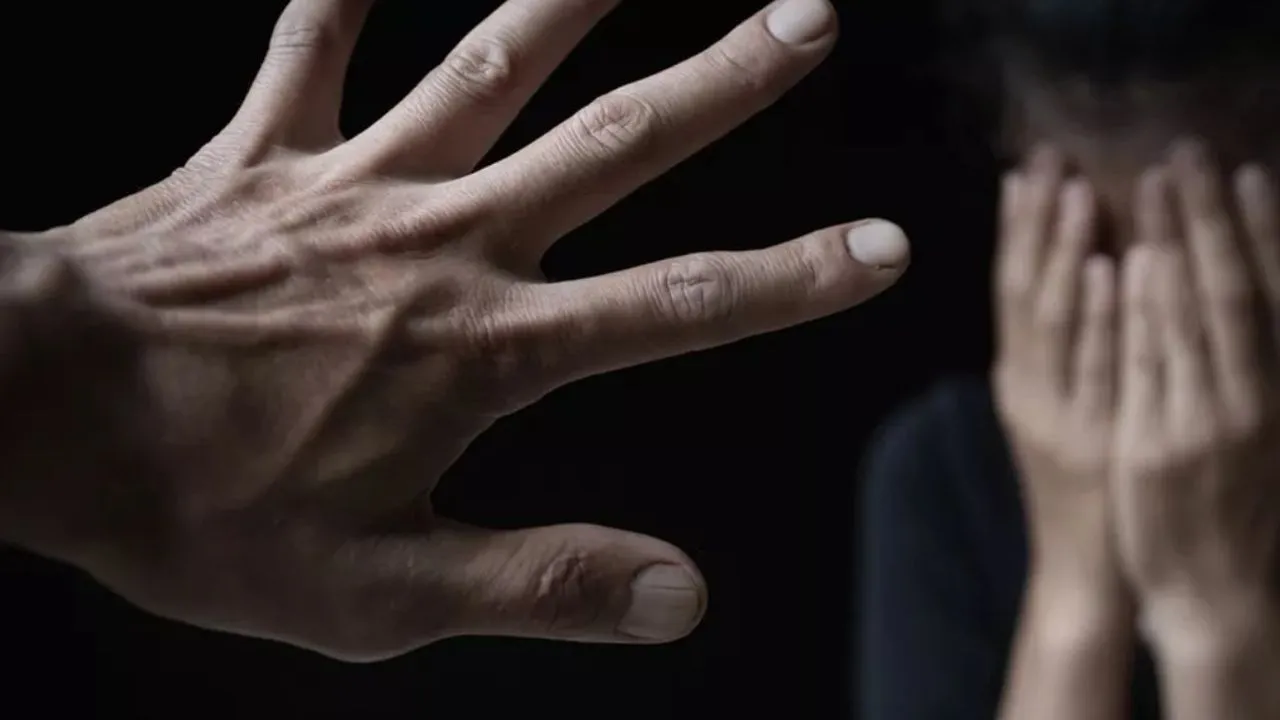 Kanpur: छात्रा को सड़क पर रोककर शोहदा करता छेड़छाड़, विरोध करने पर परिचितों को भेजे अश्लील मैसेज, दी धमकी 