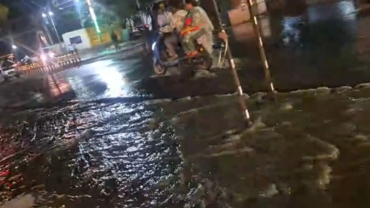 Kanpur: सीवर ओवरफ्लो होने से सिविल लाइंस फिर बना तालाब, बदबू से लोग परेशान, जलकल अधिकारी ने कहा ये...