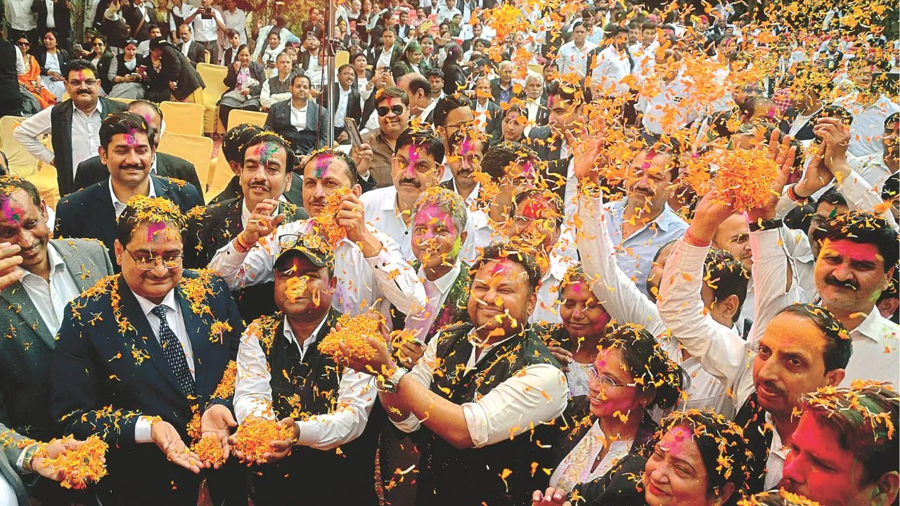 Kanpur: बार एसोसिएशन ने मनाया रंग उत्सव, जमकर उड़ा अबीर-गुलाल, अधिवक्ताओं ने गले मिलकर दी एक-दूसरे को बधाई 