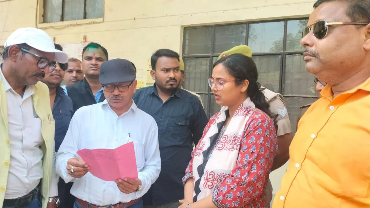 Kanpur: सीतापुर में पत्रकार की हत्या पर लोगों में भारी रोष, उप जिलाधिकारी को सौंपा ज्ञापन, उठाईं ये मांगे...