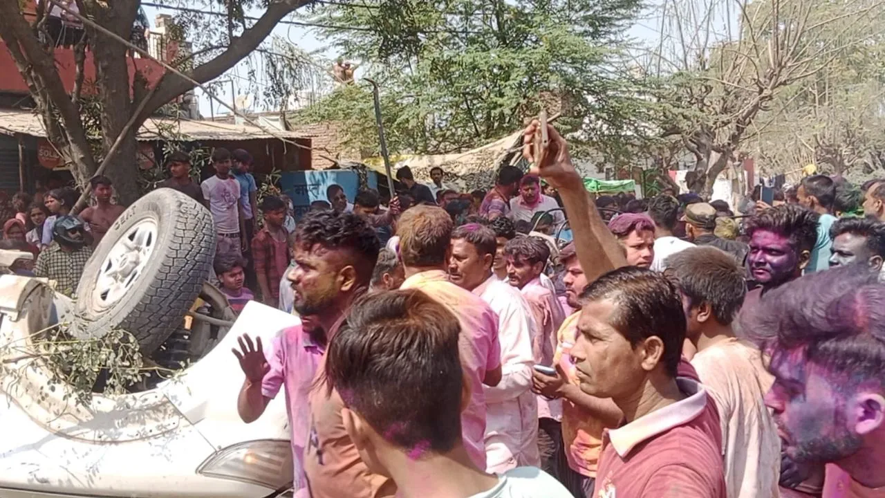 तेज रफ्तार कार ने हाईवे किनारे खड़े ऑटो में मारी टक्कर, चाचा-भतीजे समेत तीन की मौत, परिवार में मचा कोहराम 