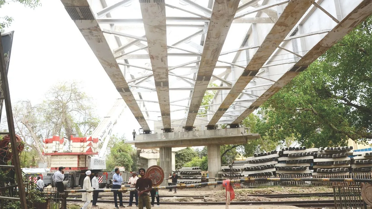 Kanpur: जयपुरिया क्रासिंग पुल पर रेलवे ने रखा गार्टर, सेतु निगम के अधिकारी बोले- अब शुरू होगा ये काम...