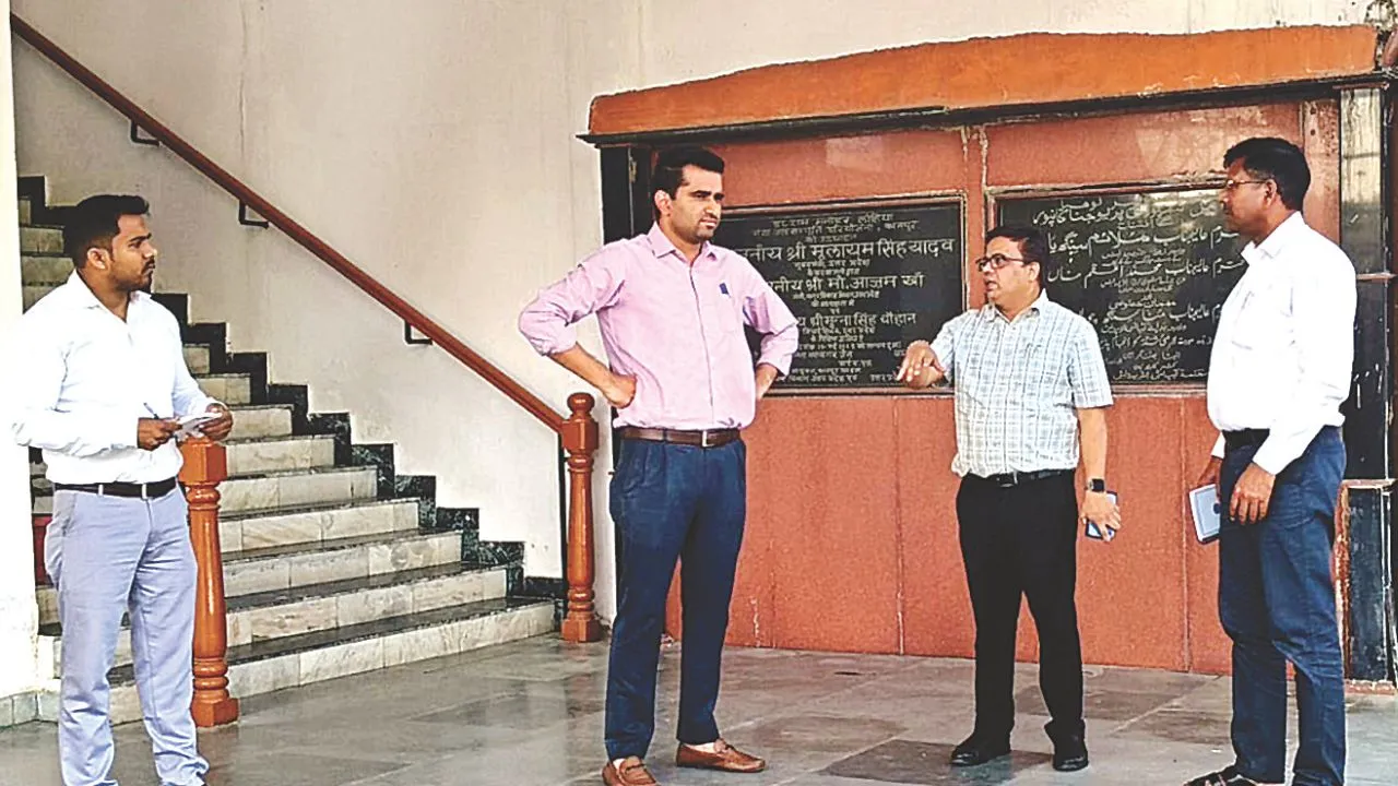 Kanpur: नगर आयुक्त ने निरीक्षण कर जानी हकीकत, ट्रंचलेस पाइप लाइन डालने का कार्य धीमा मिलने पर लगाई फटकार