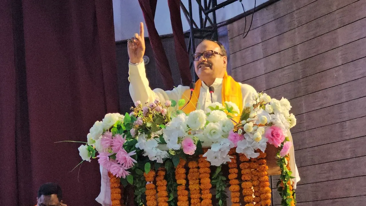 Kanpur में डिप्टी सीएम ने ग्रामीण भाषा में किया संवाद, बोले- ‘कहां हैं प्रधान? कउनो प्रधान इय्हां आवा है का’, खूब बजीं तालियां