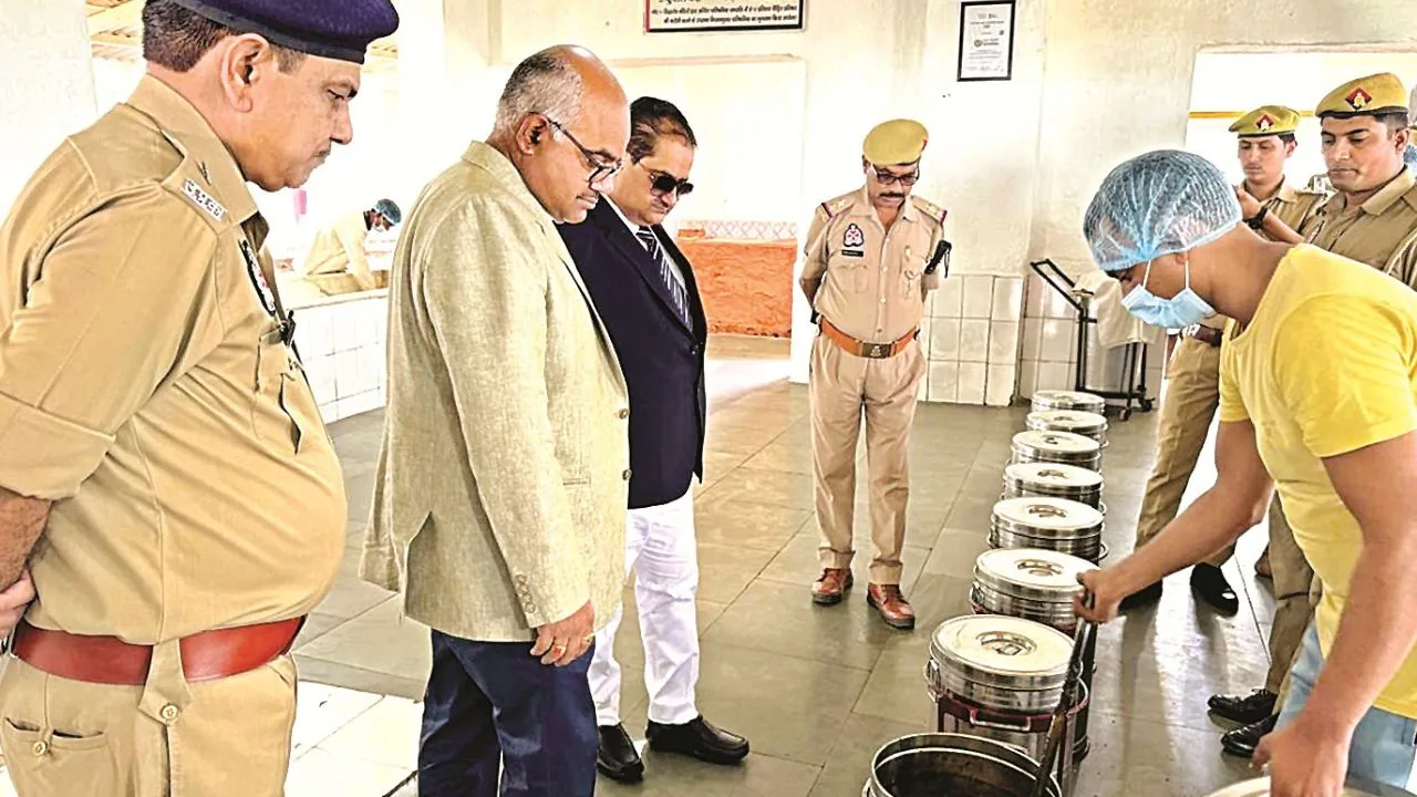 Kanpur: जिला न्यायाधीश व जिलाधिकारी ने जिला जेल का किया निरीक्षण, बंदियों को अधिवक्ता सहायता के दिए निर्देश