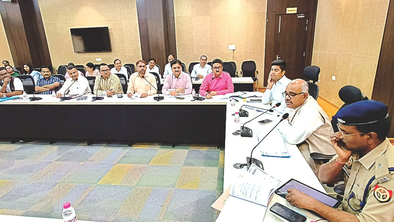 Kanpur: व्रत वाली सामग्री में मिलावट पकड़ें, करें कड़ी कार्रवाई... जिलाधिकारी ने अधिकारियों को दिए निर्देश