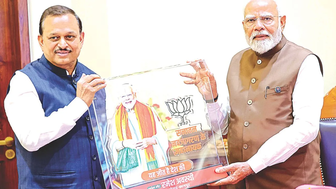 Kanpur: मोदी तक पहुंची शहर की बंद मिलों की आवाज, सांसद रमेश अवस्थी ने प्रधानमंत्री से की मुलाकात 