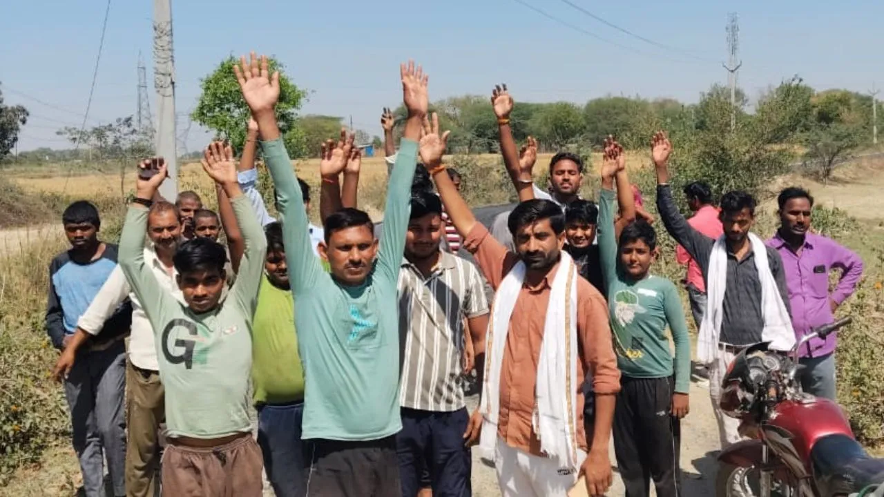 Kanpur: सड़क निर्माण में अनियमितता का लोगों ने किया विरोध, रुकवाया काम, जमकर की नारेबाजी