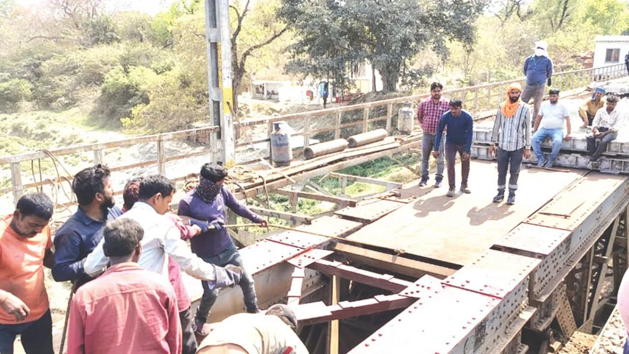 मेगा ब्लॉक का असर, लखनऊ के यात्री बेहाल; Kanpur Central पर पूछताछ काउंटरों पर रही भीड़, बसों से गए 