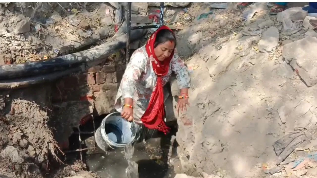 कानपुर में पार्षद ने अनाेखे अंदाज में किया विरोध प्रदर्शन; नाले में खुद उतरकर सीवर की निकाली गंदगी, कही ये बात...