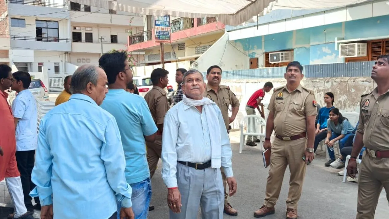 कानपुर में संदिग्ध परिस्थितयों में सीढ़ी से गिरी महिला...मौत; मौके पर पहुंची पुलिस, परिजनों ने साधी चुप्पी