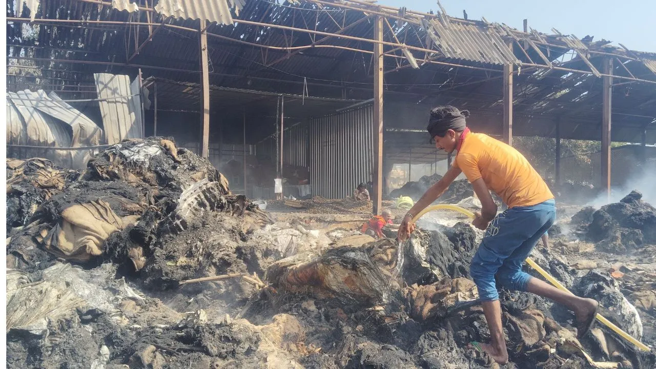 चार दिन बाद एक बार फिर उठा धुआं: कानपुर के नौबस्ता गल्ला मंडी में आग लगने से 13 गोदाम जलकर हुए थे राख