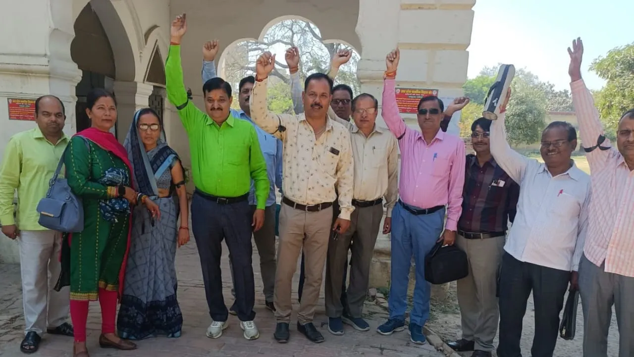 Ayodhya News : काली पट्टी बांध माध्यमिक शिक्षक संघ ने मूल्यांकन केंद्रों पर किया प्रदर्शन