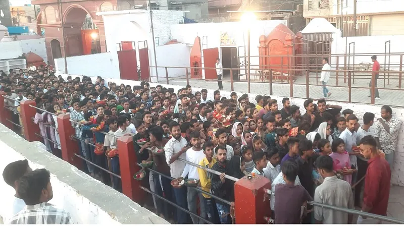 मुरादाबाद : नवरात्र के पहले दिन काली माता मंदिर में उमड़ी श्रद्धालुओं की भीड़, भक्तों ने किए मां के दर्शन और प्रसाद चढ़ाया 
