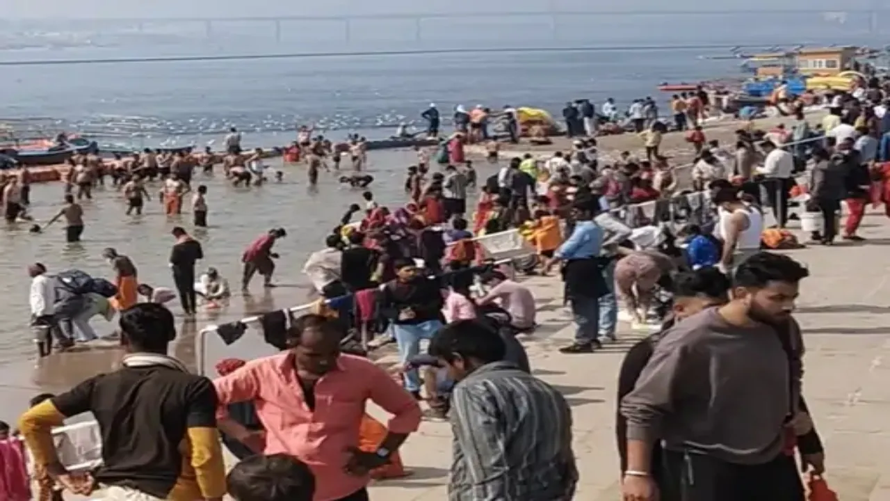 Prayagraj News : संगम के किला घाट पर पलटी नाव, मचा हड़कंप