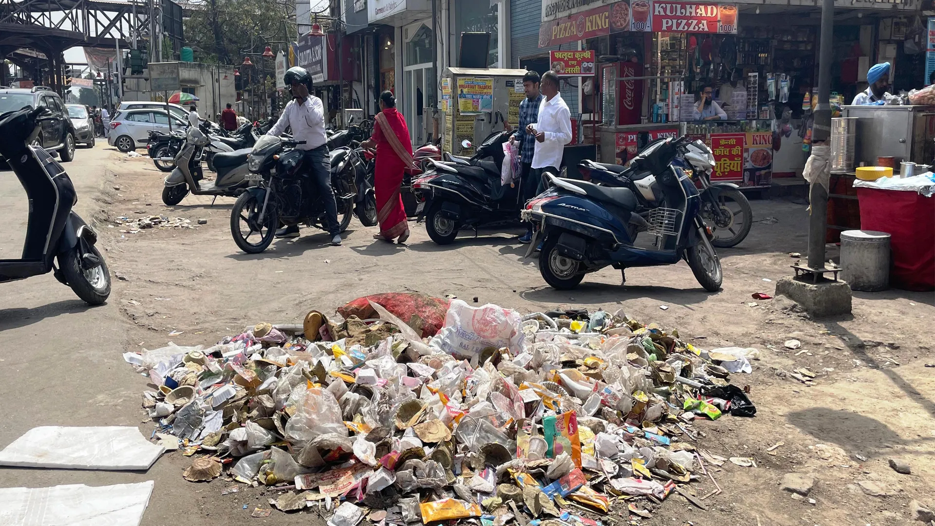 Bareilly: एक दिन होली के रंग... तीन दिन झेलिए गंदगी के संग
