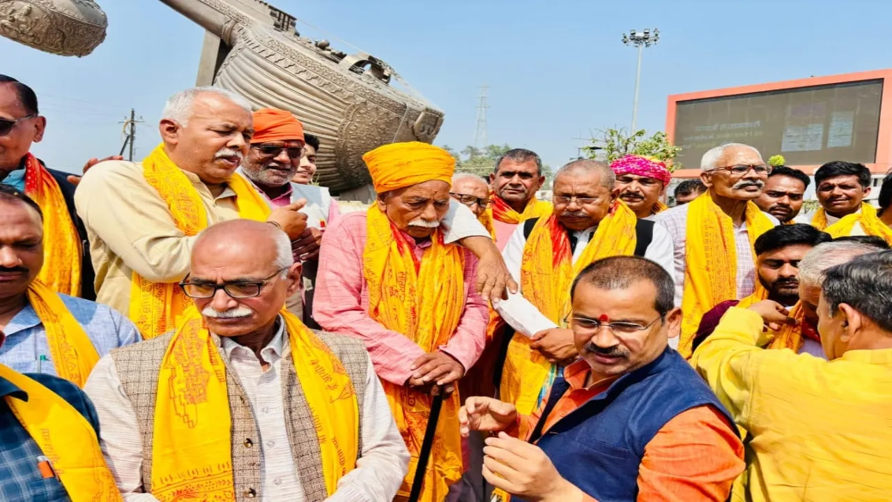Ayodhya News : सूर्यवंश क्षत्रिय समाज ने पदयात्रा कर रामलला का किया दर्शन